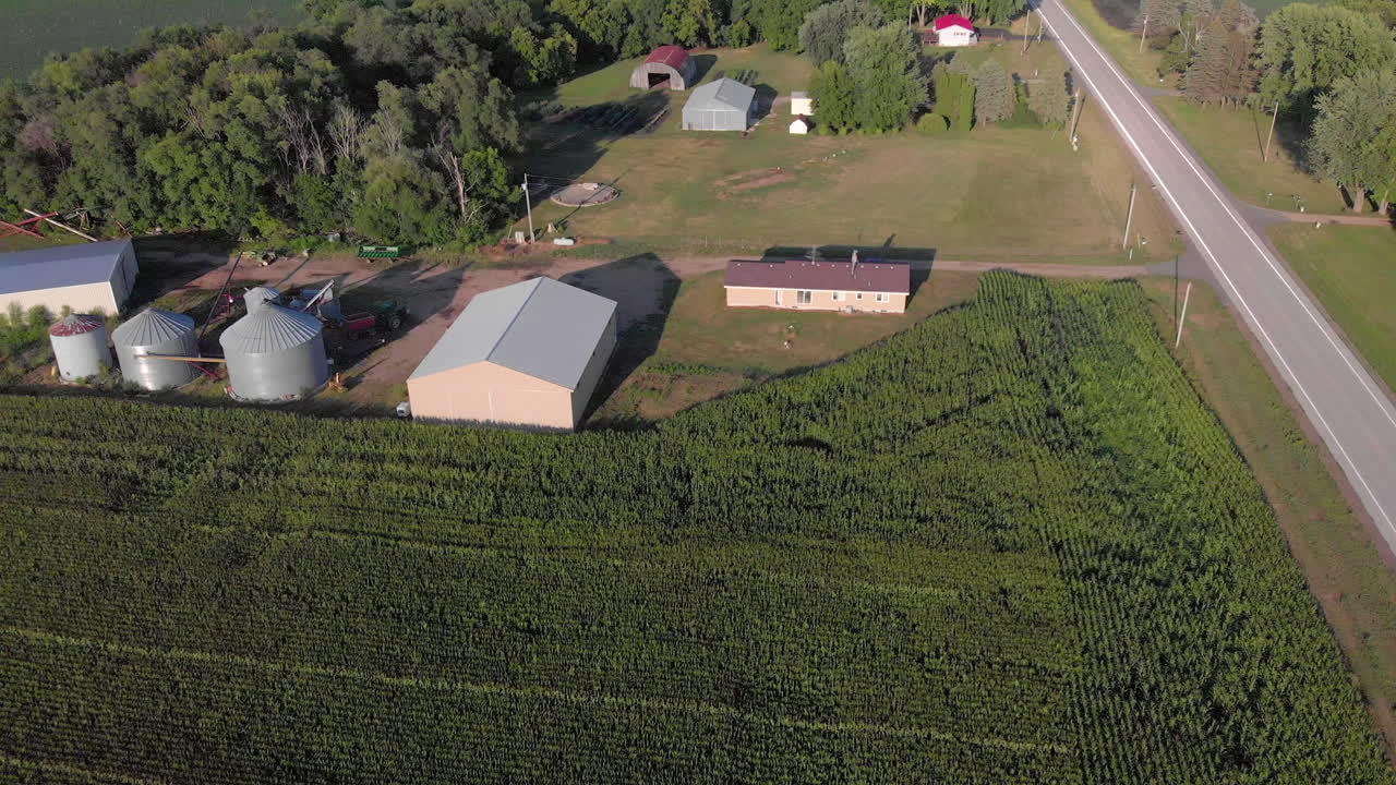 농장 가옥 의 앞 으로 움직이는 공중 드론  ⁇