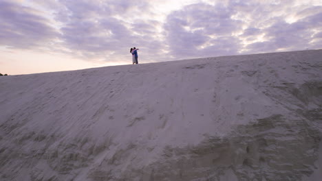 en la parte superior de una pareja de dunas