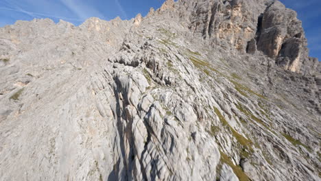 Montañas-Rocosas-De-Dolomitas-En-Italia,-Vista-Aérea-De-Mosca-Fpv