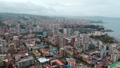 Vista-Aérea-De-Viña-Del-Mar-En-Chile,-Vista-Panorámica-De-Toda-La-Ciudad-Mostrando-Edificios-Y-Tráfico-A-La-Luz-Del-Día