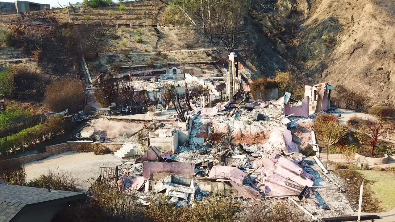 antena sobre una casa en la ladera destruida por un incendio en ventura california tras el incendio forestal de thomas en 2017 2