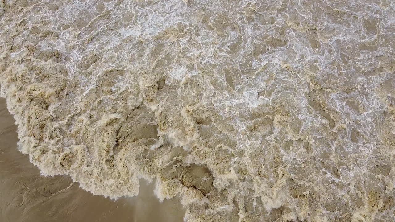 이탈리아 피렌체 근처 토스카나 시에시 폰타시에베의 홍수로 진흙탕 물이 하류로 돌진한다