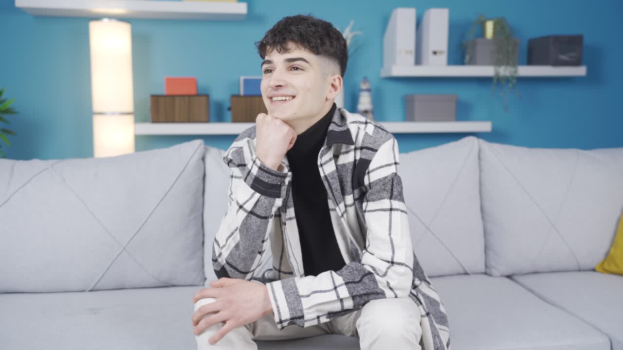 집에서, 젊은 남자는 미래를 꿈 ⁇ 니다.