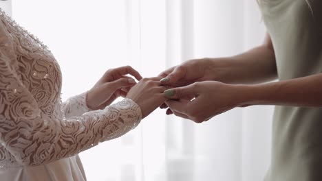 Braut-Freundinnen-Brautjungfer-Hält-Hand-Der-Frau-Im-Hochzeitskleid-In-Der-Wohnung-Zu-Hause-In-Der-Nähe-Des-Fensters