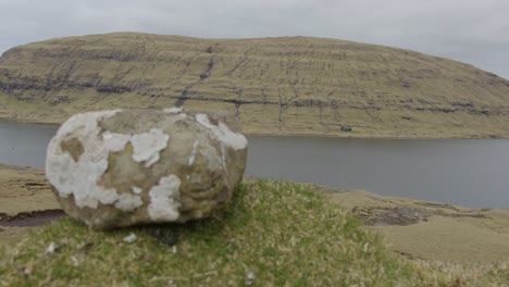 Amplia-Vista-Del-Lago-Sobre-El-Océano-En-Las-Islas-Feroe