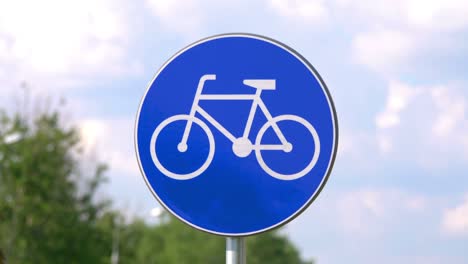 signo de carretera de carril para bicicletas en cámara lenta de 4k 60 fps