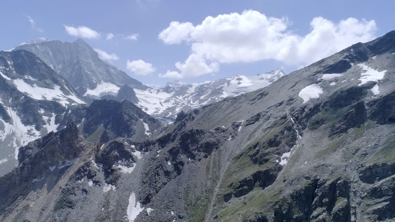toma aérea sobre las cumbres de las montañas áridas valle de arolla, valais - suiza