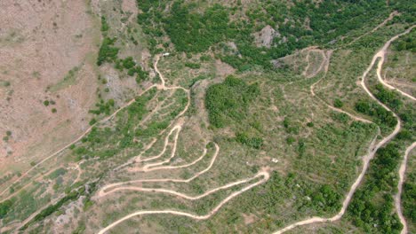 aéreo sobre las montañas con numerosos senderos de trekking en zig-zag sobre ellos