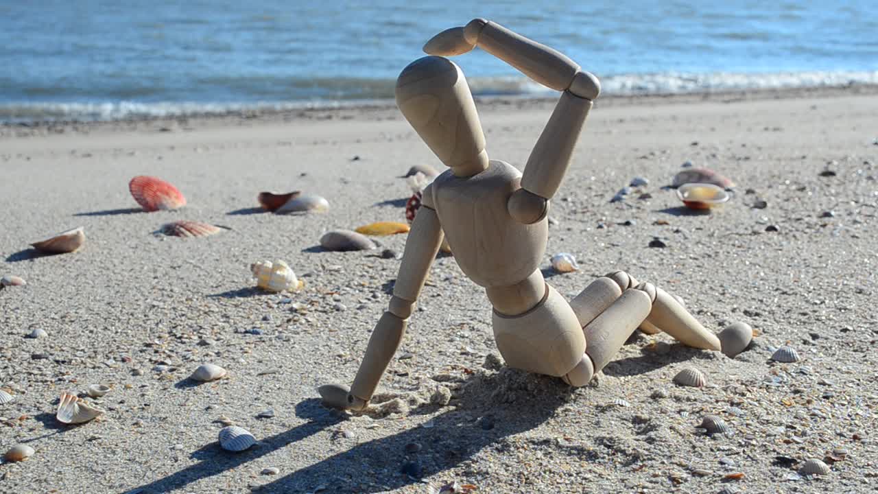 Trædukke på stranden. Optagelse på stranden.