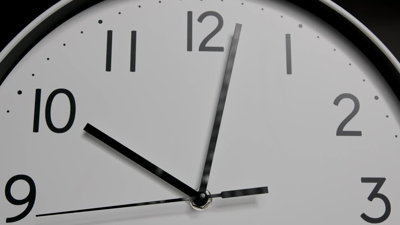 el reloj muestra las diez y quince minutos.