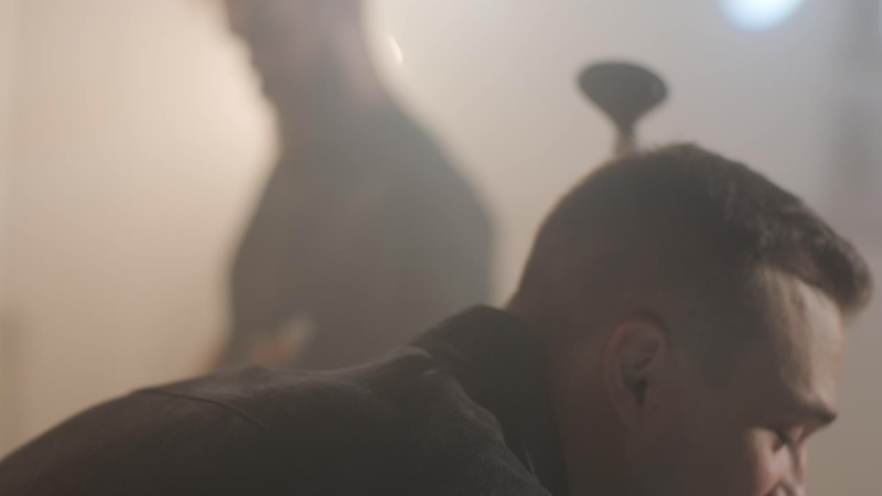 가수, 베이시스트, 피아니스트, 드러머, 기타리스트와 함께 라이브 밴드 공연