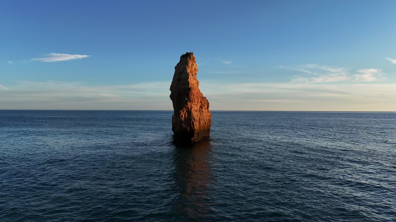 vuelo desde la playa hasta el mar. disparos de drones de proximidad constante.