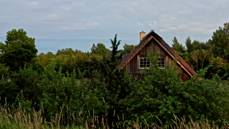 Langsam-An-Einem-Landhaus-Mit-Strohdach-Vorbei