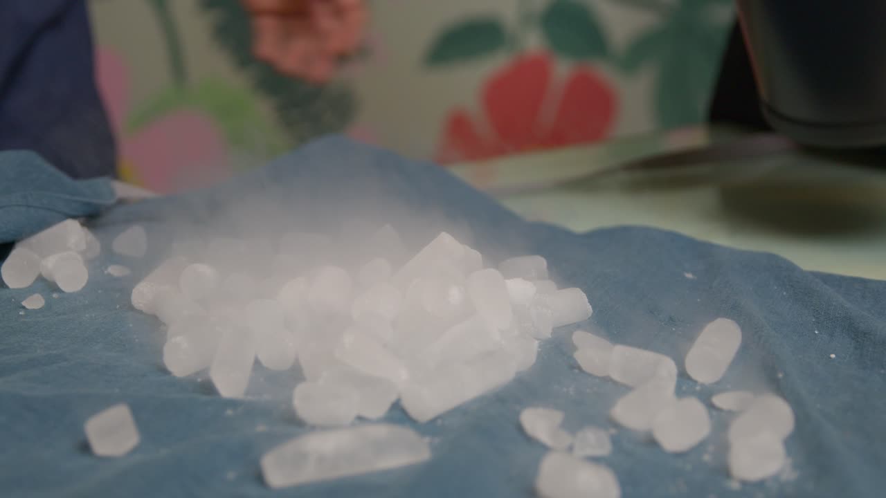 verter trozos de hielo seco para la preparación de helados