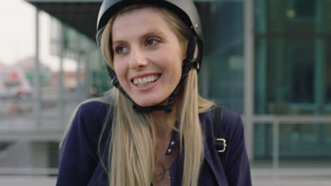 Atractiva-Joven-Rubia-Retrato-De-Un-Lindo-Pasante-De-Negocios-Sonriendo-Alegre-Usando-Casco-De-Seguridad-Disfrutando-Del-Estilo-De-Vida-Urbano