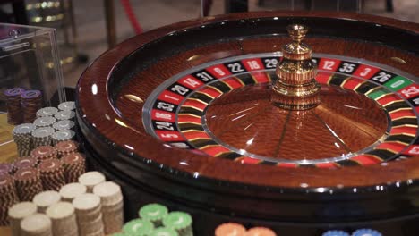 ruleta y bola que rebota, jugando fichas, vista de cierre del casino