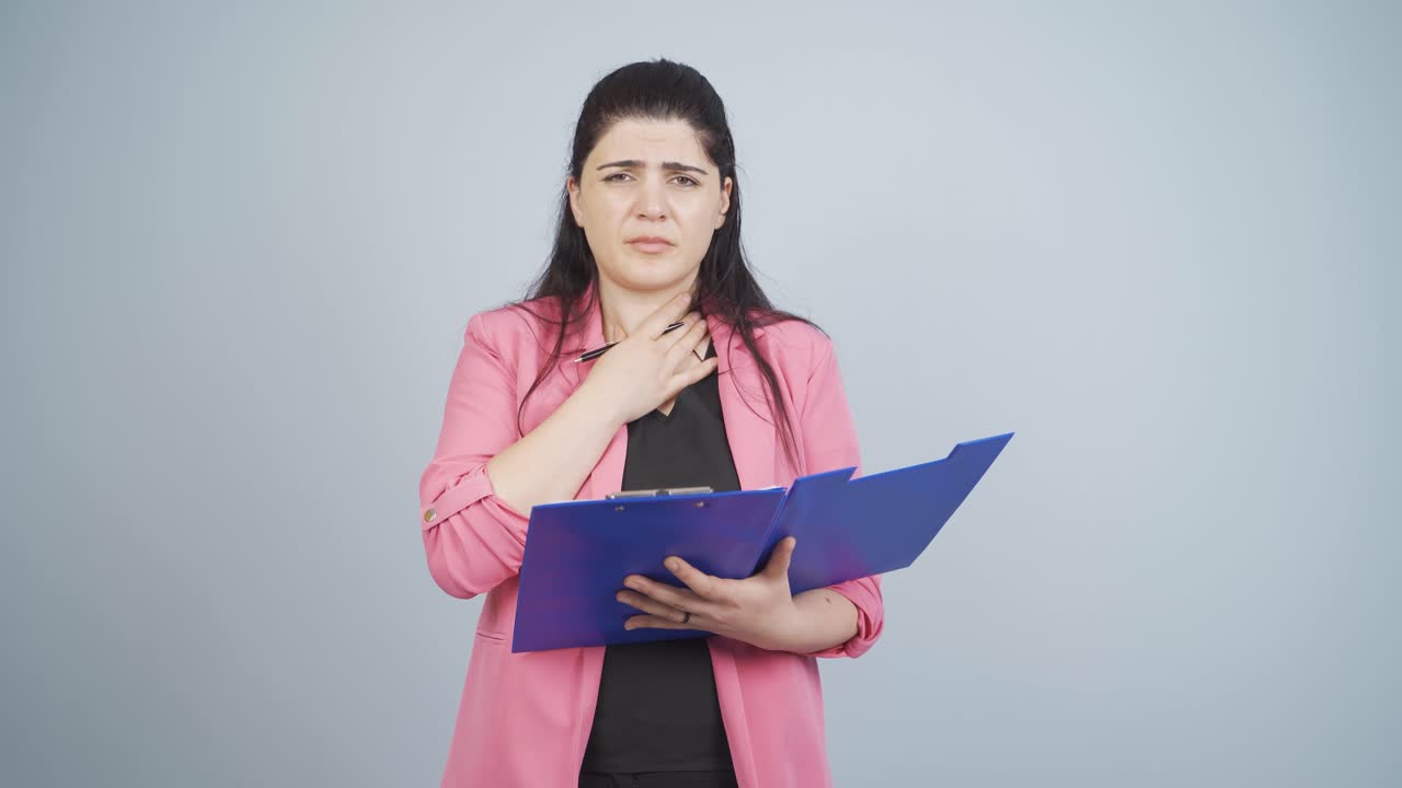 mujer de negocios que sufre de dolor de garganta.