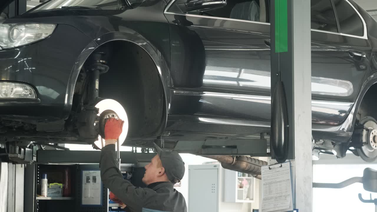 차고에서 자동차 수리