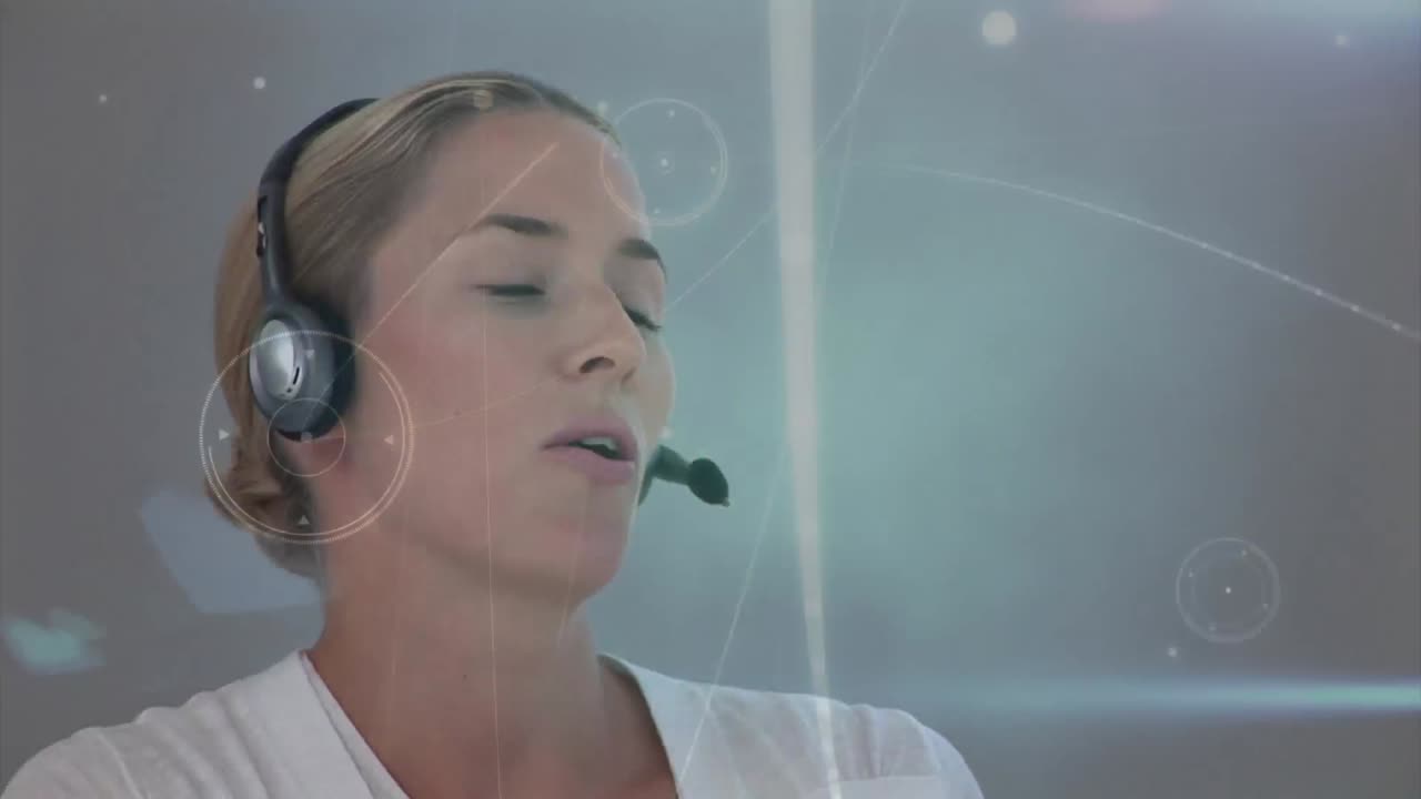 Animazione di rete di connessioni su donna d'affari con cuffie telefoniche