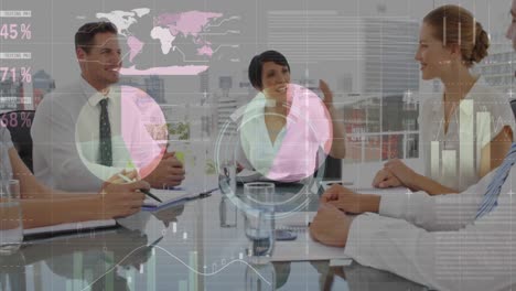 animación de gráficos financieros sobre feliz diversos empresarios que trabajan