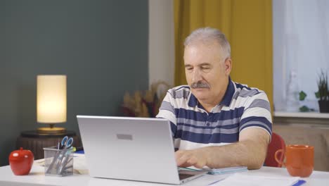 Der-Alte-Mann-Des-Heimbüroangestellten-Erledigt-Seine-Arbeit-Und-Entspannt-Sich.