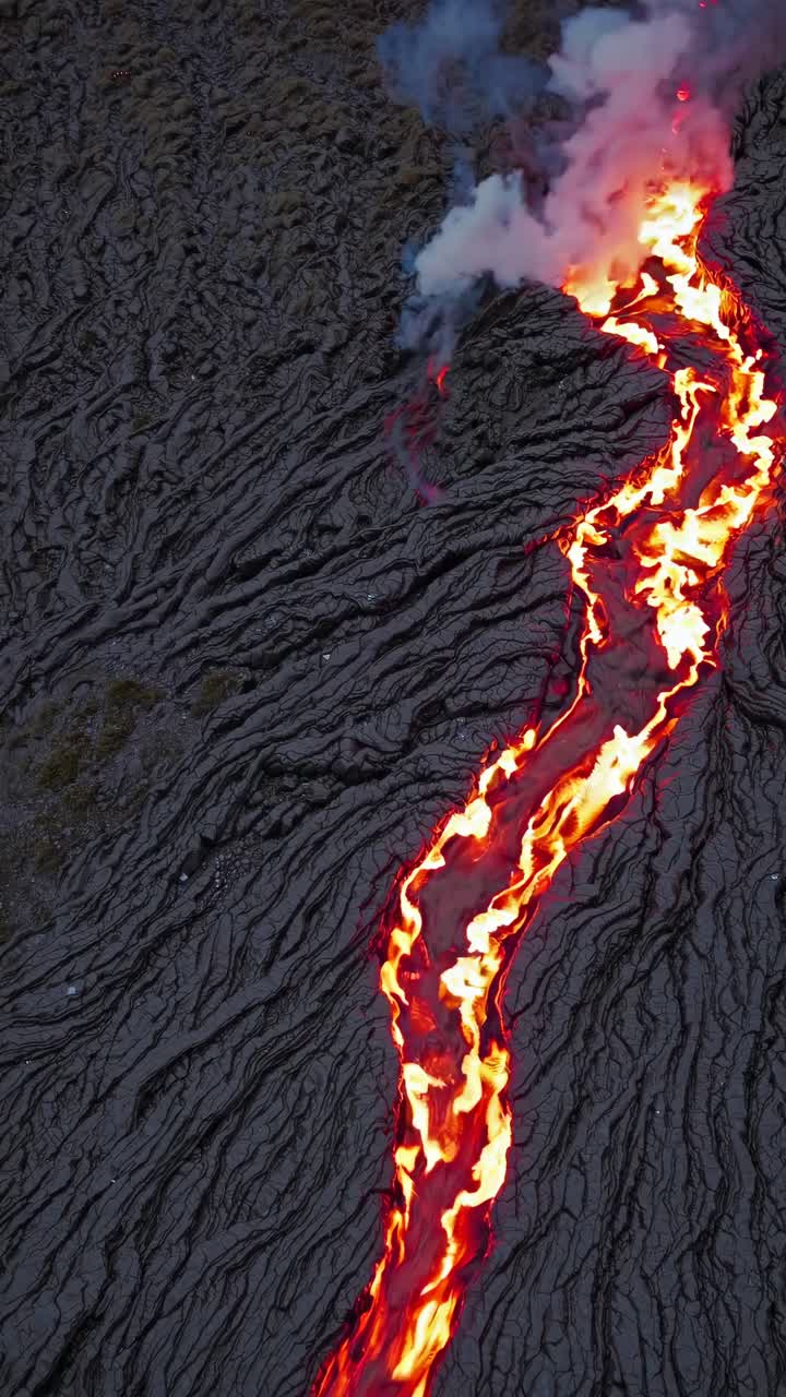 Luftfoto av flytende lava med røyk, som fanger naturens rå kraft.