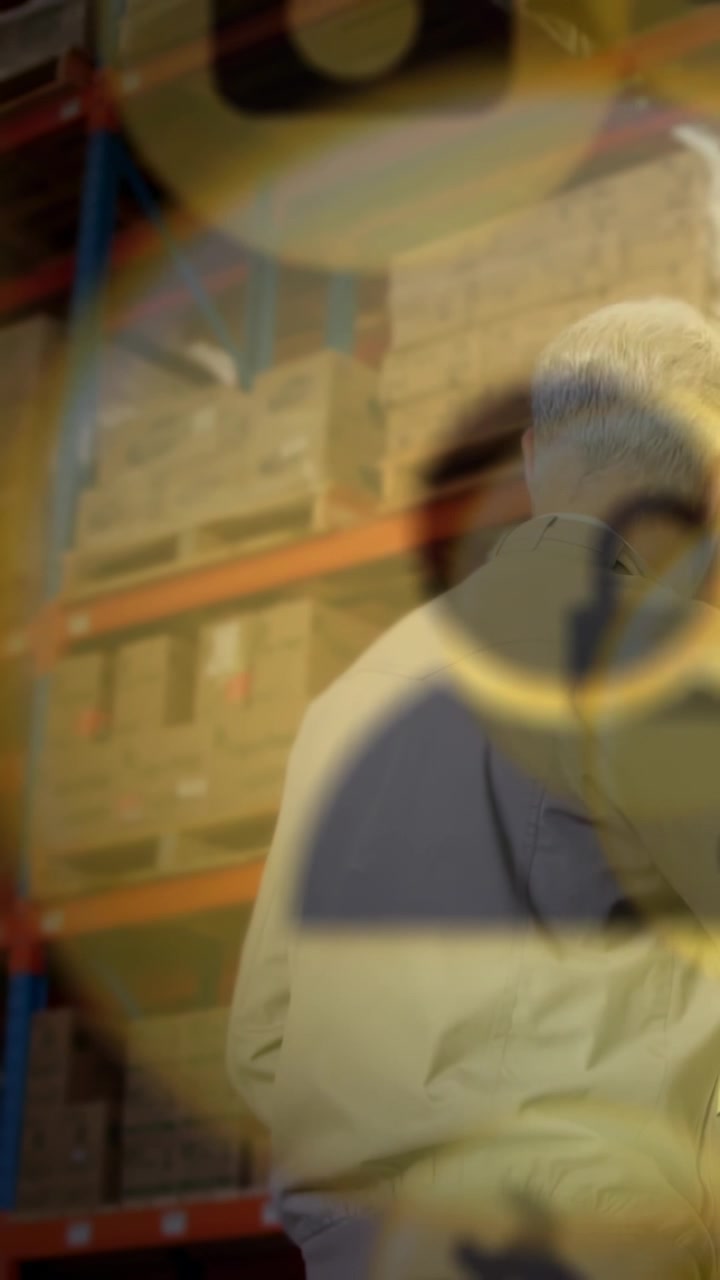 Video verticale: Manager che cammina nel corridoio di un magazzino, creando una sovrapposizione a disco che nasconde le scorte mentre controlla le scatole