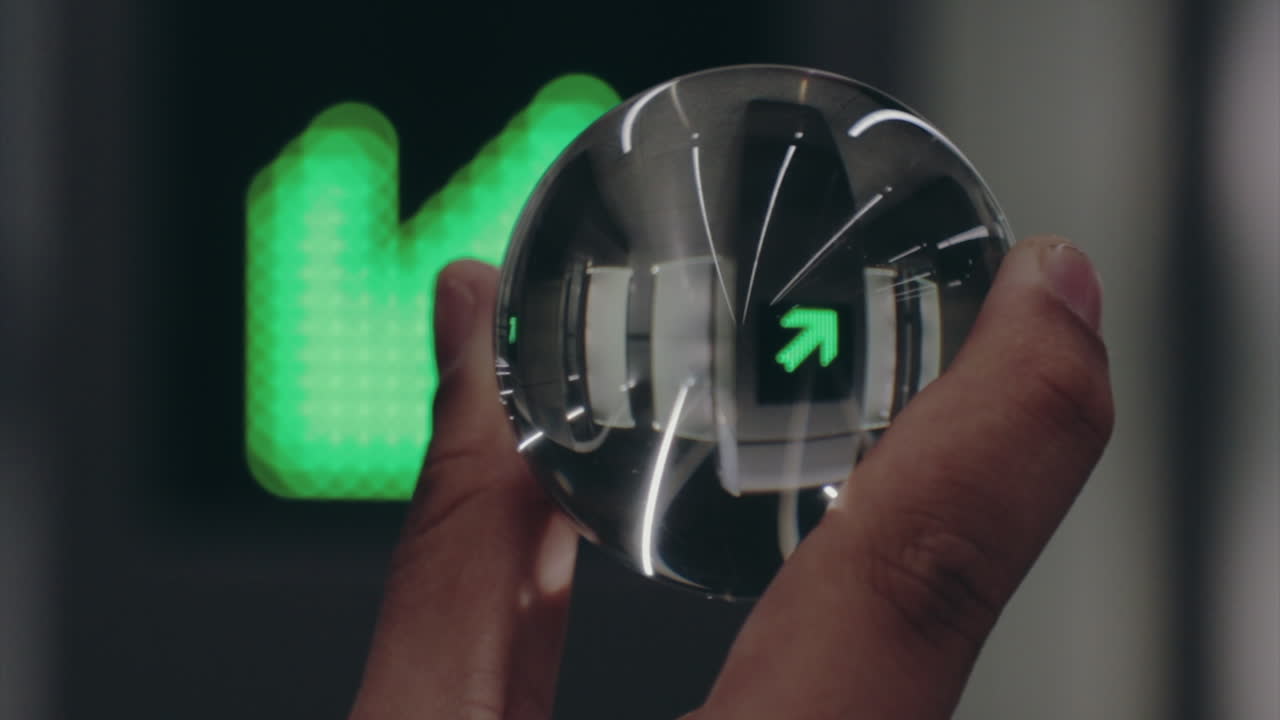 bola de cristal que refleja la flecha verde en la estación de tren