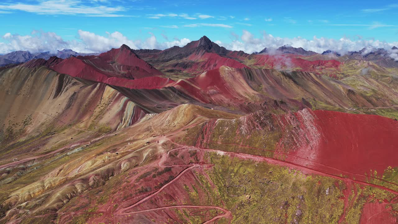 Montagna Arcobaleno Vinicunca Montaña de Siete Colores Perù Perù drone aereo Ande peruviane montagne dai sette colori ghiacciaio sciolto Winikunka Vilcanota Regione di Cusco nebbia mattutina cielo blu nuvole all'indietro