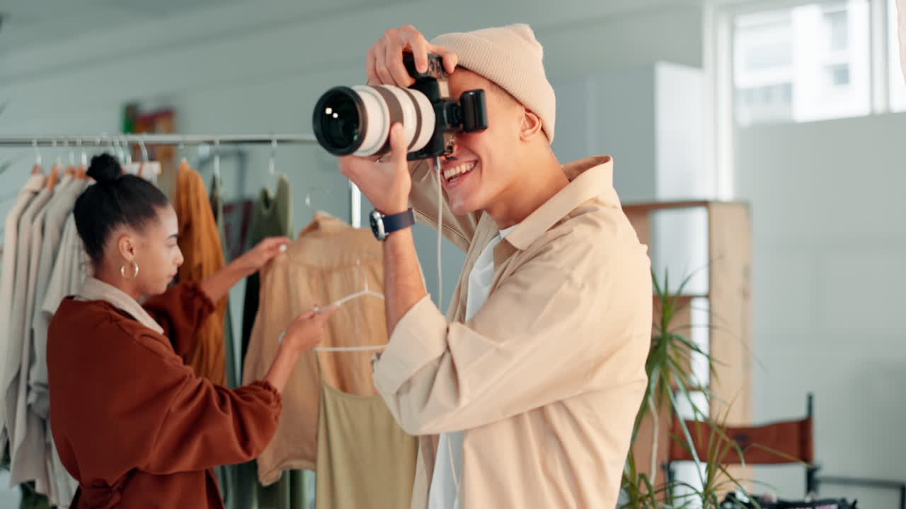 작업 중인 패션 사진작가