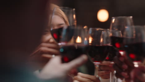 Feliz-Grupo-De-Amigos-Haciendo-Tostadas-Divirtiéndose-Bebiendo-Vino-Socializando-Pasando-El-Rato-En-El-Pub-Charlando-Compartiendo-Celebración-Disfrutando-De-La-Reunión-Nocturna