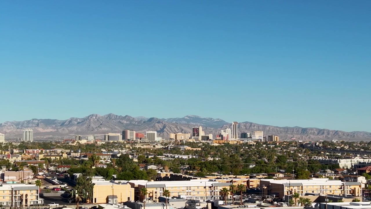 Mens dronen kredser om forstadskvarteret omkring Las Vegas, ser vi skylinen af Old Downtown Vegas. En langsom panorering hen over himlen afslører væksten af Sin City.