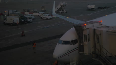 el avión está preparado para el embarque de pasajeros por la noche