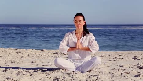 Brünette-Frau-Meditiert-In-Sukhasana-pose