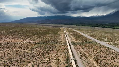 Luftvideo-über-Die-Ladwp-Pipeline,-Die-Nach-Süden-In-Richtung-Des-Wasserkraftwerks-Bishop-In-Kalifornien-Fliegt