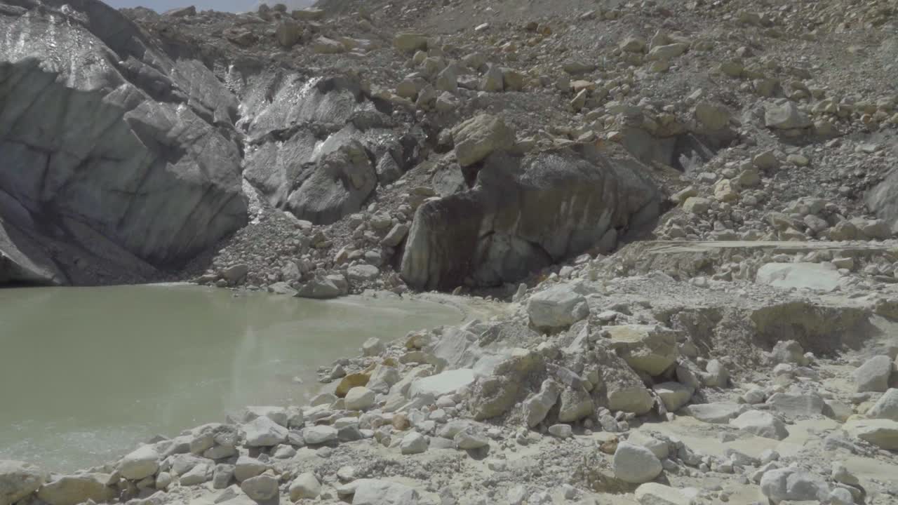 гомукх, расположенный примерно в 18 км от города ганготри, является точным истоком реки бхагиратхи, важного притока ганга.