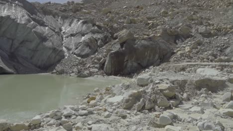 gomukh, que está a unos 18 km de la ciudad de gangotri, es la fuente precisa del río bhagirathi, un importante afluente del ganges