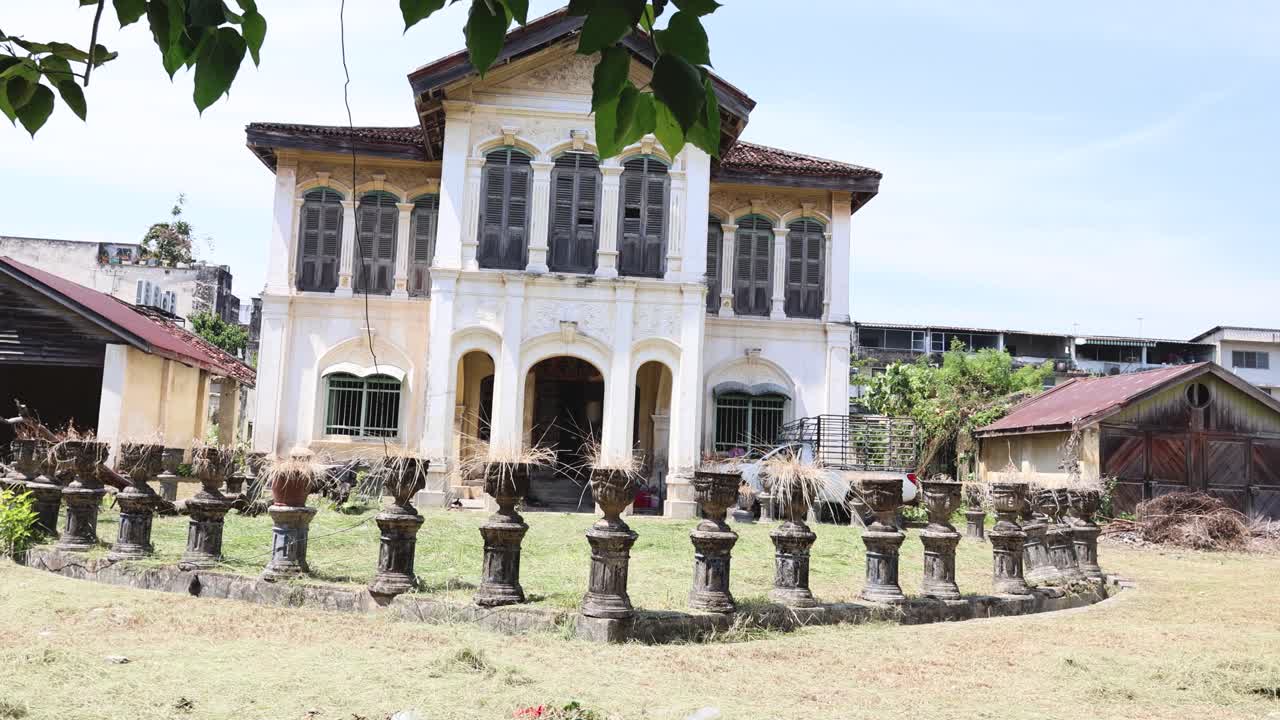 은 식민지 집, 은 파란 하늘 아래