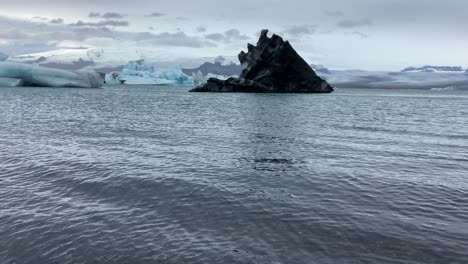 Vulkanische-Schwarze-Und-Blaue-Eisberge-An-Den-Ufern-Der-Gletscherlagune-Jökulsárlón