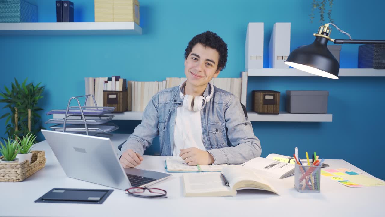 el simpático y lindo joven está mirando con complacencia a la cámara.