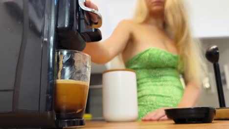 mujer haciendo cafe