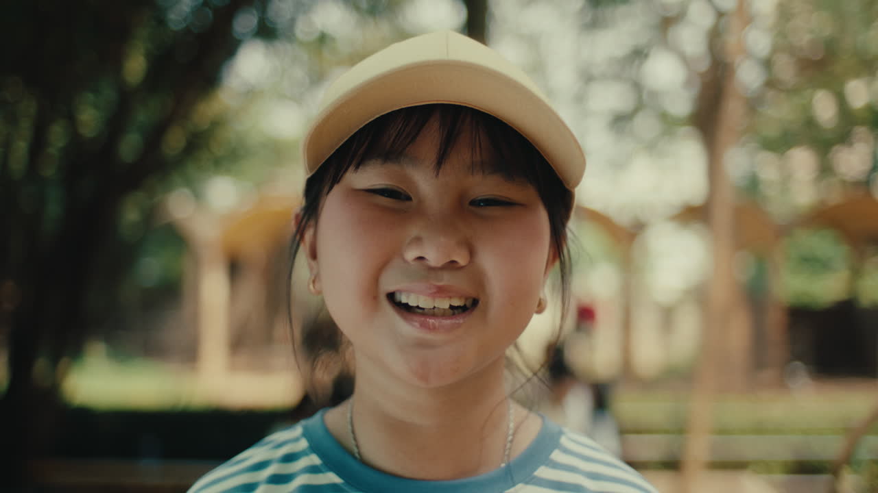 공원에서 웃는 소녀