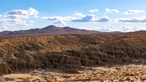 la impresionante belleza del terreno escarpado en el parque del cañón del estado de roca roja con una sobrecarga de nubes - lapso de tiempo panorámico