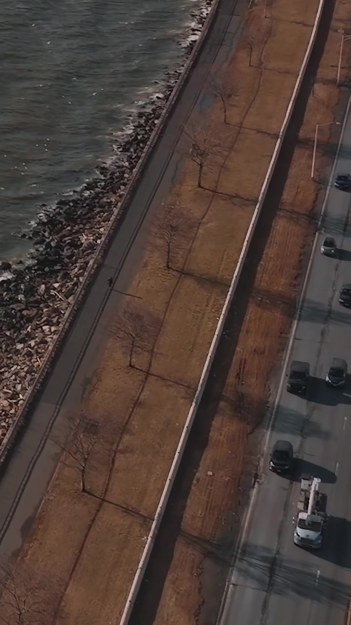 Luchtaanzicht van snelwegverkeer nabij de kust