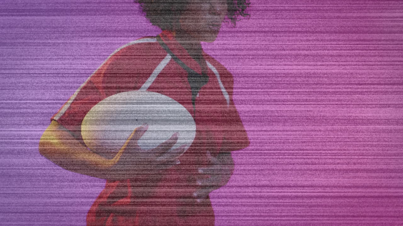 Atleta donna che tiene una palla ovale bianca, mostrando grafiche glitch retrò per design di marketing sportivo.