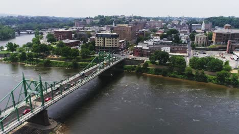 Vista-Aérea-De-Easton-PA-Y-El-Río-Delaware-Acercándose-A-La-Ciudad-Junto-Al-Puente-Sobre-El-Agua