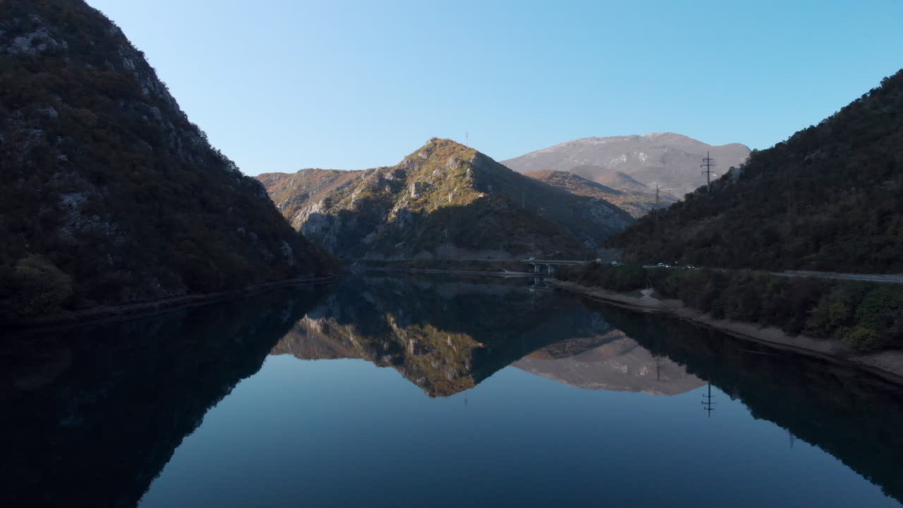 hermosa vista aérea sobre el río neretva superior en las tierras altas de bosnia