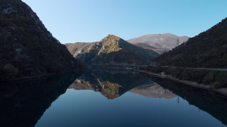 Splendida vista aerea sul fiume Neretva Superiore nelle alture della Bosnia.