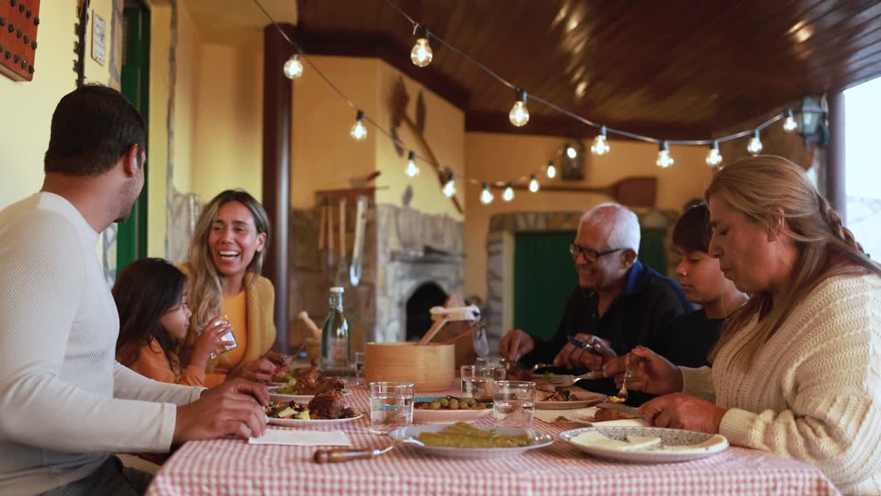 una feliz familia latina almorzando juntos en casa en el patio