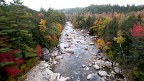 Vista-Aérea-Del-Río-A-Lo-Largo-De-La-Autopista-Kancamagus,-Otoño-De-New-Hampshire